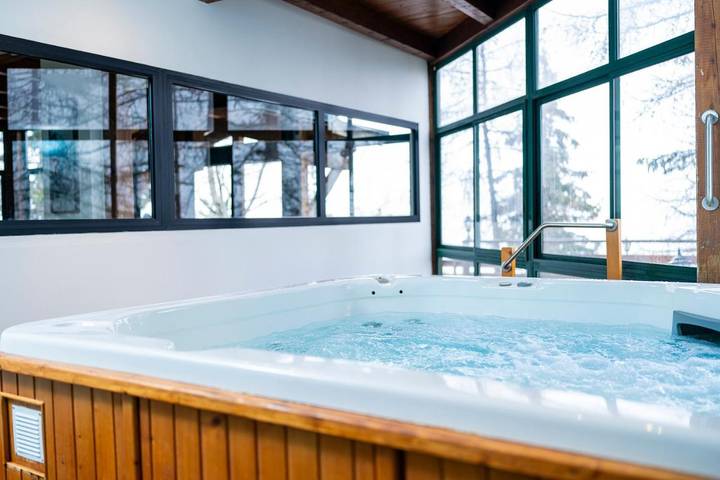 Hôtel pour 2 personnes, avec jacuzzi ainsi que balcon et sauna