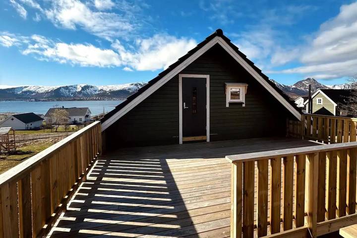 Ferienwohnung für 4 Personen, mit Meerblick und Balkon sowie Whirlpool und Garten in Vesterålen