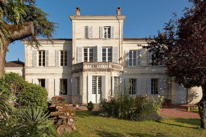 Location de vacances pour 2 personnes, avec Terrasse ainsi que Jardin et Vue à Burie - 2