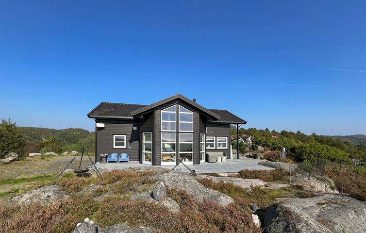 Feriehus for 9 personer, med Terrasse og Jacuzzi i tillegg til Hage i Lyngdal