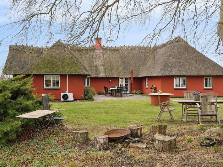 Ferieudlejning for 8 personer, med Terrasse og Have i Otterup