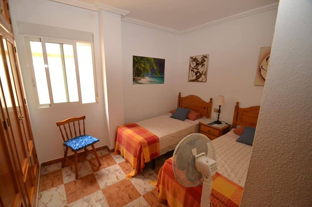 Entire apartment, Orihuela Costa with pool, 4 people, air con, Wifi, Sat-Tv, Villamartin Plaza in Panorama Golf, Orihuela
