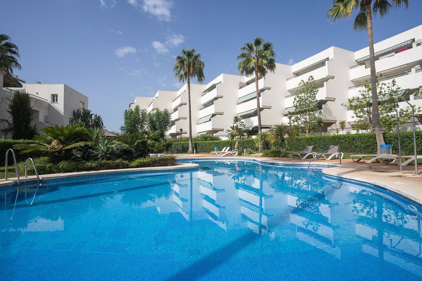 Apartamento inteiro, Apartamento de férias Guadalmina Baja com piscina partilhada, terraços e Wi-Fi in San Pedro Alcantara, Marbella