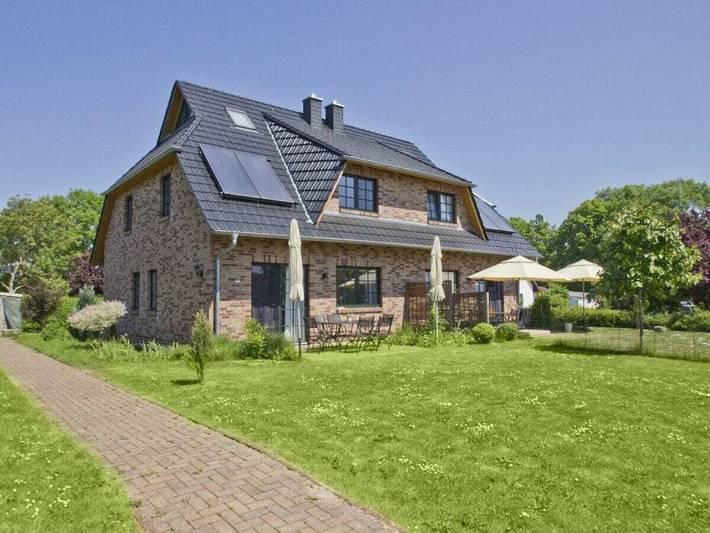 Ferienhaus für 7 Personen, mit Terrasse und Garten in Wiek