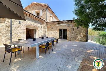 Gîte pour 10 personnes, avec terrasse et piscine dans Espenel