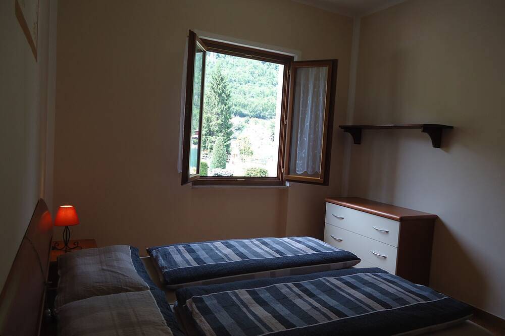 Ganze Wohnung, Direkt Am Strand/See, Fewo bis 4 Pers., Pool und Garten in Idro, Gardasee-Berge