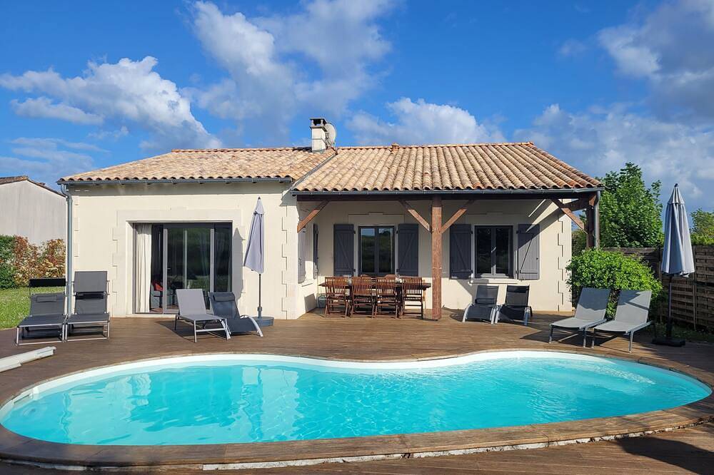 Villa privée, pour 8 personnes, piscine privée, A / C, Wifi gratuit in Chalais, Charente
