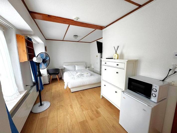 Ferienwohnung für 2 Personen, mit Garten und Ausblick sowie Seeblick in Gommiswald