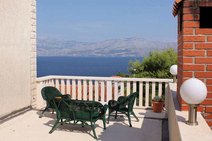 Vacation rental for 10 people, with balcony/terrace and pool in Brac