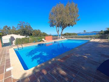 Villa pour 4 personnes, avec vue ainsi que piscine et jardin dans le Var