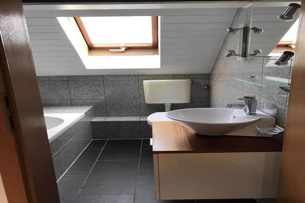 Ganze Wohnung, Ferienwohnung im Dg mit großem Garten und Zugang zur Waldnaab in Neustadt an der Waldnaab, Naturpark Nördlicher Oberpfälzer Wald