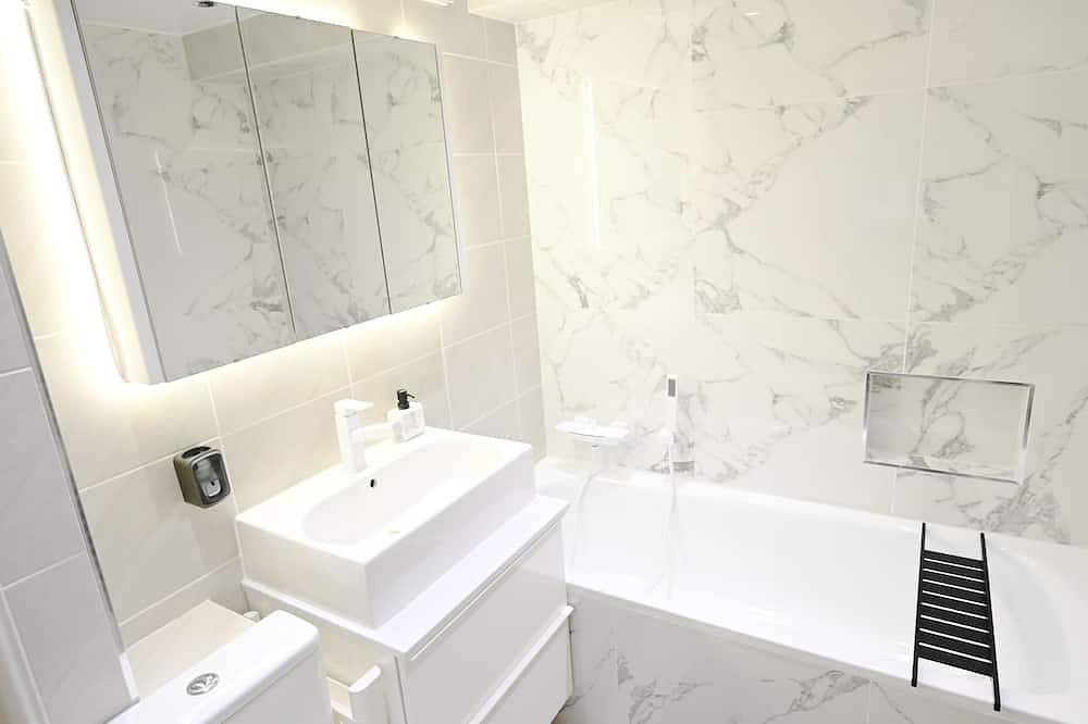 Stylish home in Warwick with piano. Free parking! Ev charger available in Warwick, Warwickshire