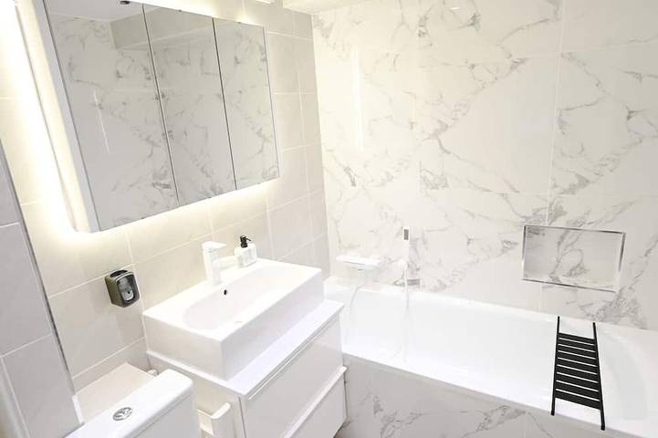 Stylish home in Warwick with piano. Free parking! Ev charger available in Warwick, Warwickshire