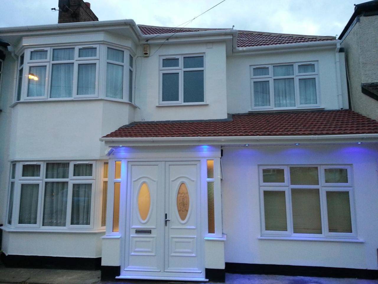 Family Room with Shared Bathroom in Harrow, London