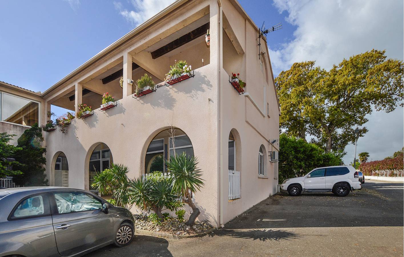 Apartamento vacacional entero, Felicidad junto a la playa: Moderno apartamento con piscina y aparcamiento in Cervione, Región de Corte