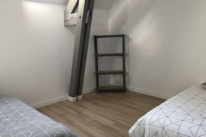 Gîte pour 11 personnes, avec terrasse et piscine ainsi que jardin et jacuzzi à Fronsac - 4