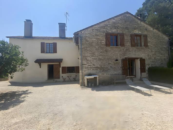 Grand gîte familial acceptant les animaux avec piscine privée au cœur de la campagne française in Brux, Vienne (France)