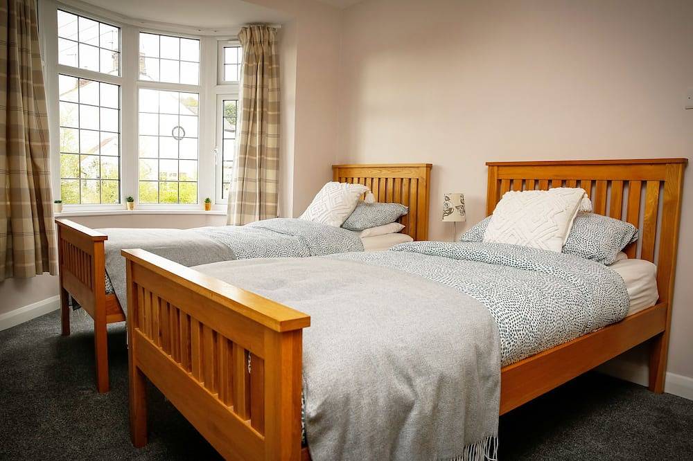 Idyllic 2 bedroom Canal facing Cottage in Hopwas in Drayton Manor Park, Staffordshire