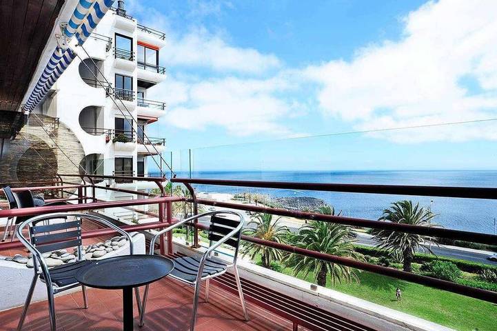 Appartement de vacances pour 4 personnes, avec piscine ainsi que jardin et balcon