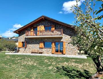 Location de vacances pour 12 personnes, avec vue et jardin à Osséja