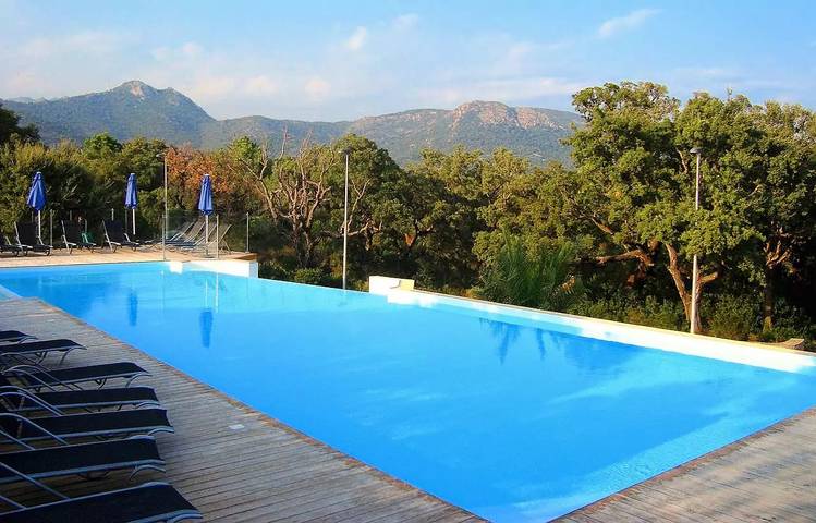 Location de vacances pour 8 personnes, avec piscine et jardin dans Sainte-Lucie de Porto-Vecchio - 4