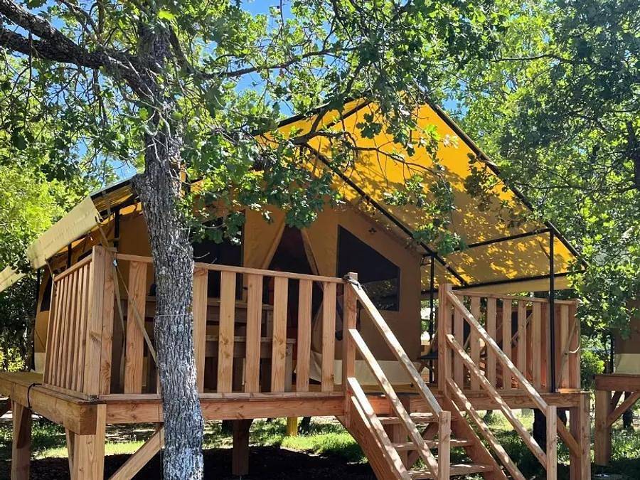Camping Domaine des Chênes Blancs Pausado - Bungalow toilé 5 personnes - 3 Pièces 5 Personnes Sans Sanitaires in Saint-Saturnin-lès-Apt, Parc naturel régional du Luberon