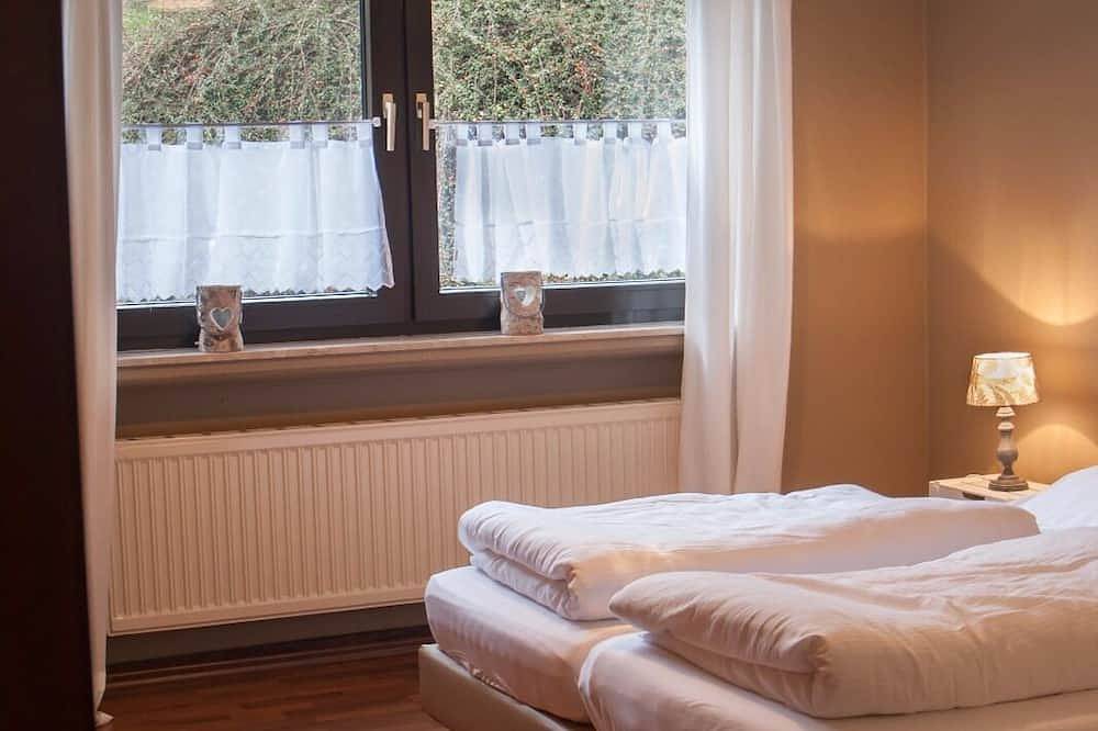 Large Apartment in the Vulkaneifel located on a mountain!!! Up to 12 people Middle in Mürlenbach, Vulkaneifel