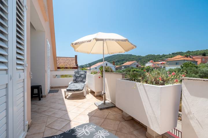 Ferienhaus für 8 Personen, mit Balkon/Terrasse in Preko