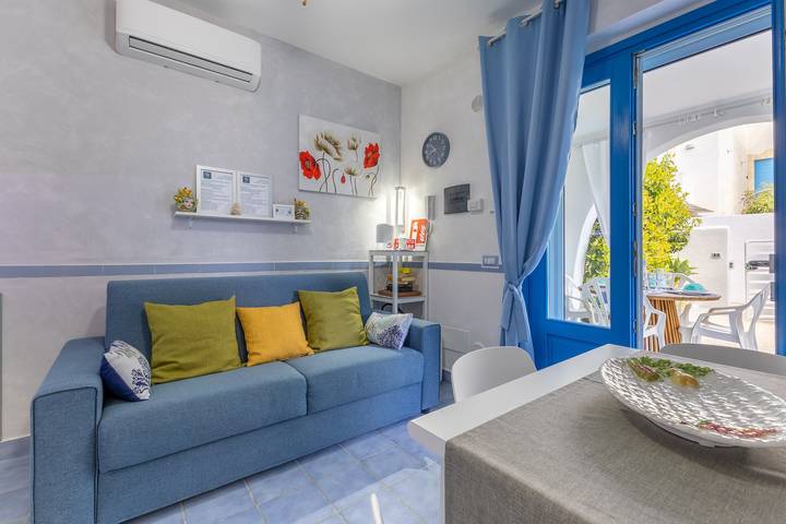 Appartamento intero, Appartamento 'D R Holiday Home' con giardino a due passi dal mare in Santa Maria del Focallo, Ispica