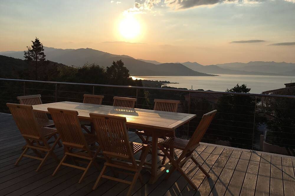 Villa con impresionantes vistas al mar, a 5-10 minutos a pie de la playa, para 12 personas in Porto Pollo (Córcega), Serra-di-Ferro