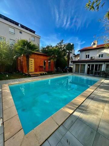 Gîte pour 2 personnes, avec jacuzzi et sauna ainsi que piscine et jardin à Meyzieu