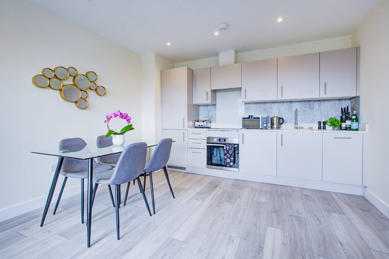Ganze Wohnung, Hybrid Resi Cheam - Two Bedroom Apartment in Sutton (London), London