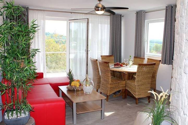 Ferienwohnung für 6 Personen, mit Balkon und Sauna sowie Garten in der Eifel