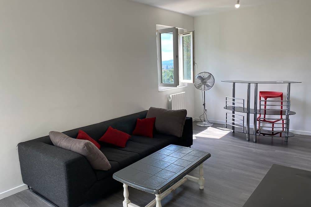Ganze Wohnung, Short-term rental in Bron, Rhône