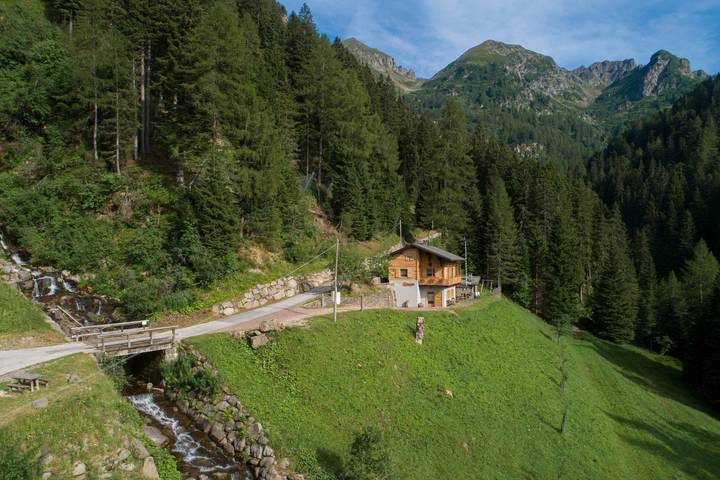 Chalet "Baita dei Minatori Val dei Mocheni" with Mountain Views, Private Terrace & Wi-Fi in Palù del Fersina, Valsugana