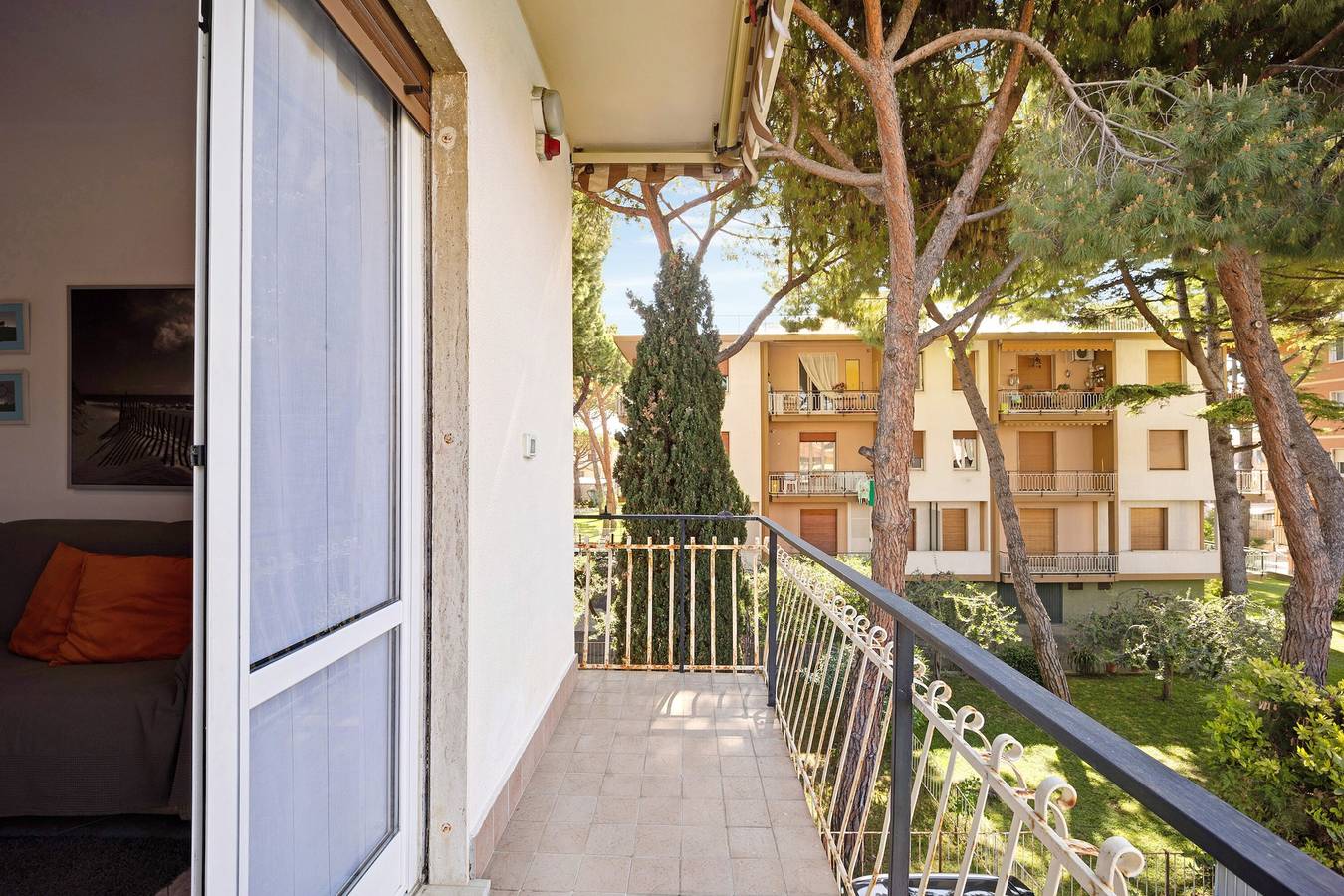 Apartamento entero, Apartamento 'Casa Serena 12' con 2 balcones y un patio con plaza de aparcamiento reservada in Bordighera, Riviera di Ponente