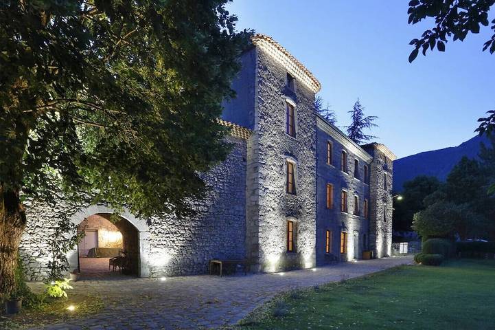 Location de vacances pour 16 personnes, avec terrasse ainsi que jacuzzi et jardin dans Montfroc