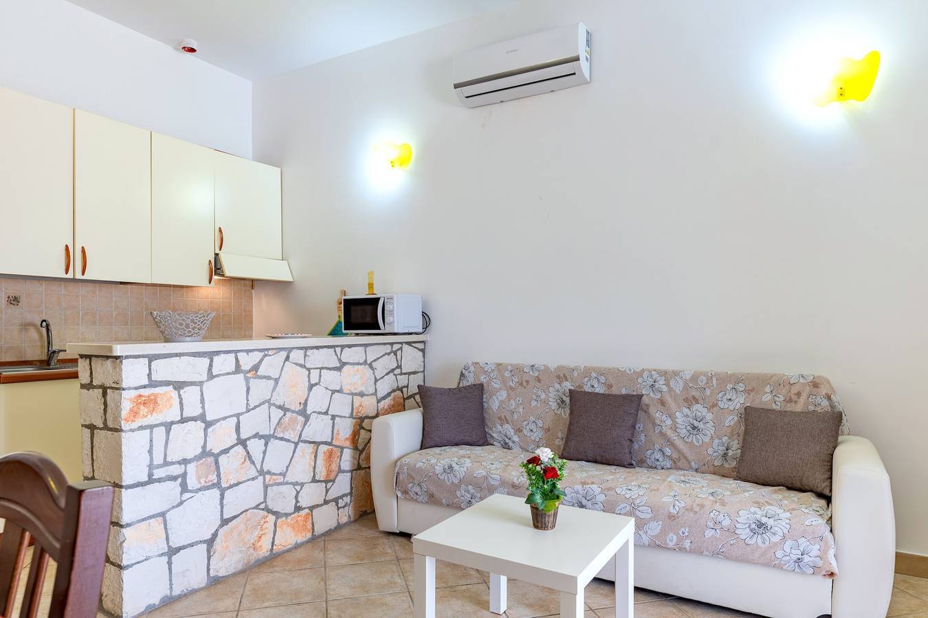 Ganze Wohnung, Ferienwohnung 'Camelia' mit Gemeinschaftspool, Wi-Fi und Klimaanlage in Ceglie Messapica, Salento