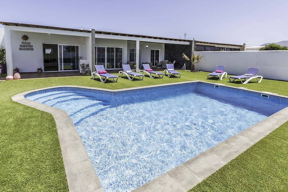 Beautiful 5 bedroom 4 bathroom villa. Newly decorated. Sleeps from 2-12 people in Playa Blanca, Yaiza