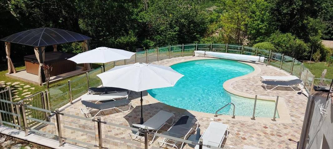 Chambre d’hôte pour 2 personnes, avec piscine et jardin ainsi que jacuzzi et terrasse