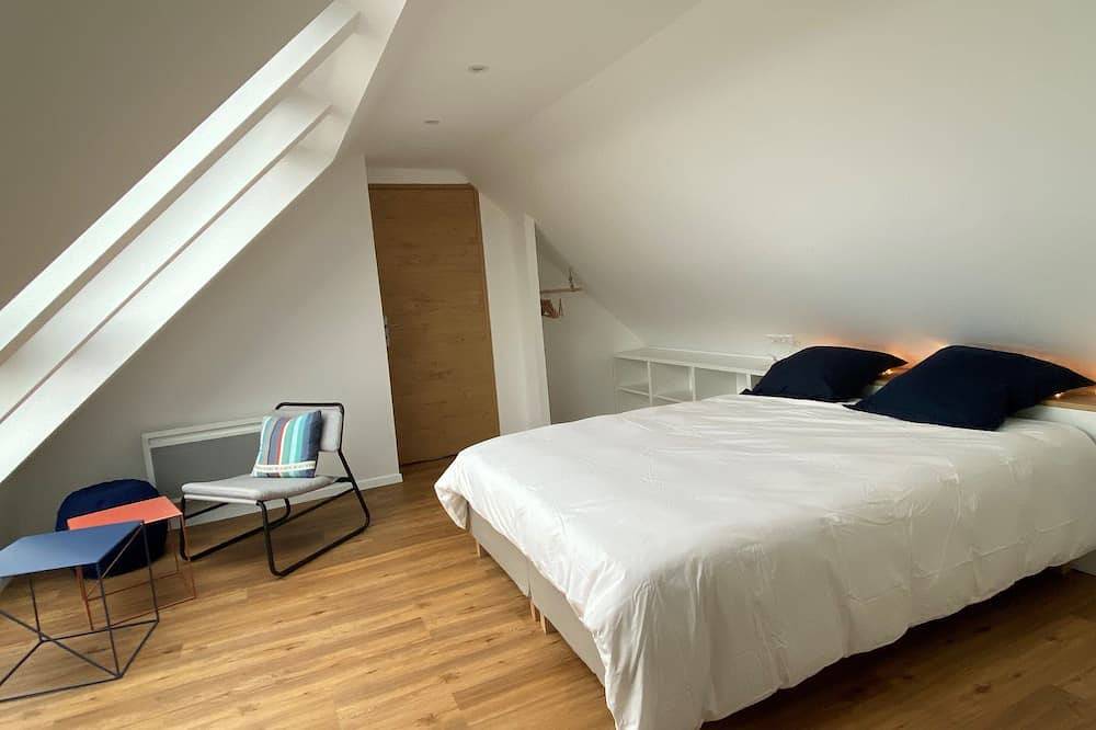 Villa on the Bay of Audierne, 15 people, heated indoor pool, sea view, beach in Plozévet, Côte de Cornouaille