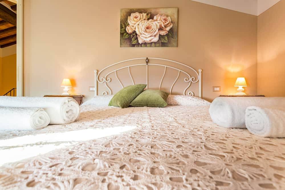 Tuscan Cottage With Private Garden And Panoramic Pool. 1 Km Walk To The Village. in Casole d'Elsa, Provincia de Siena