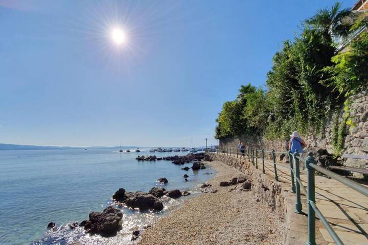 Apartamento entero, Apartamento de vacaciones para 4 personas con jardín in Plaža Lipovica, Opatija Riviera