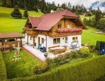 Ferienanlage für 10 Personen, mit Garten und Sauna, kinderfreundlich in den Alpen