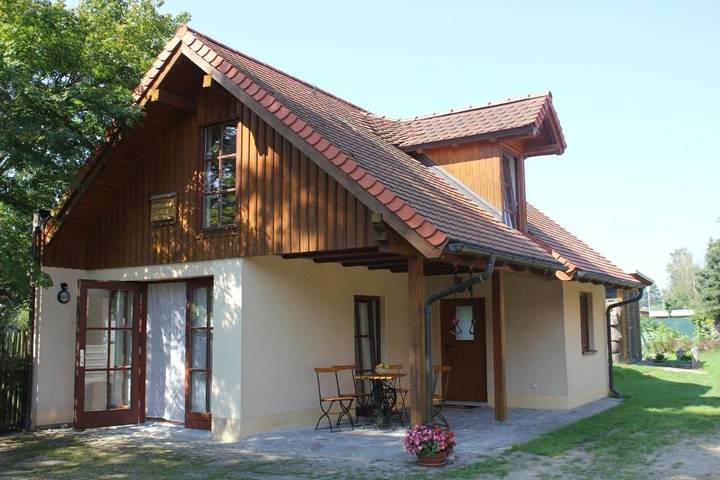 Ferienhaus für 4 Personen, mit Pool und Whirlpool sowie Garten in Pirna