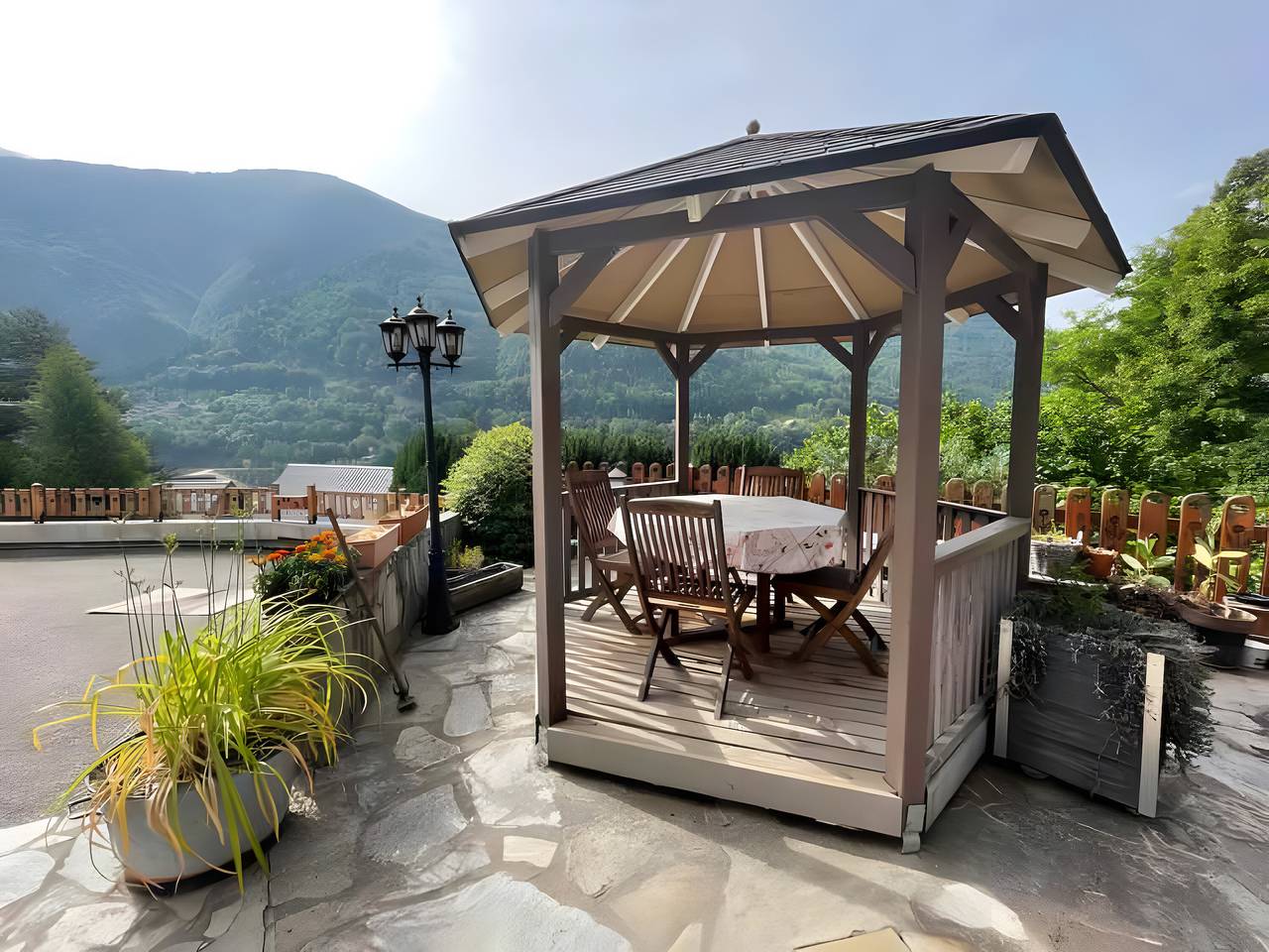 Ganze Wohnung, Apartment 'Chalet Des Heureux' mit Seeblick, privater Terrasse und Wlan in Allemond, Nationalpark Écrins