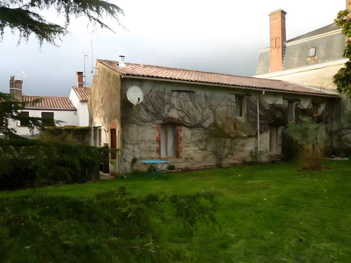 Location de vacances pour 8 personnes, avec jardin à Bourneau