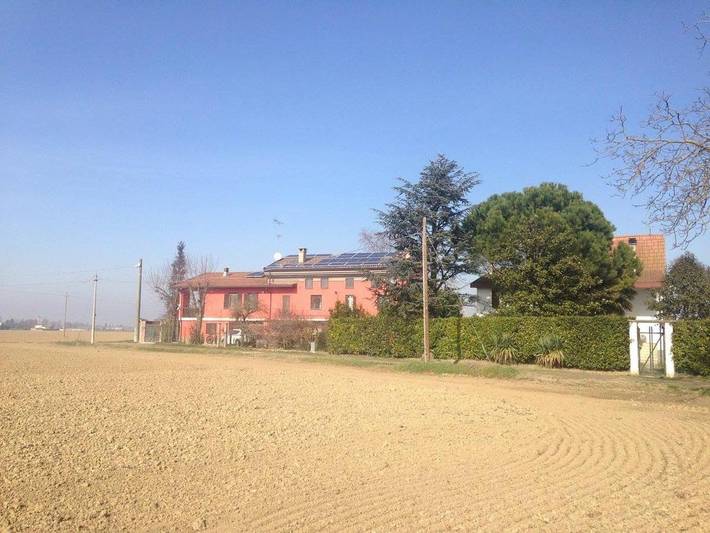 Gîte pour 3 personnes, avec vue ainsi que jardin et piscine à Sale