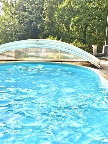 Gîte pour 4 personnes, avec piscine ainsi que vue et terrasse à Cahors