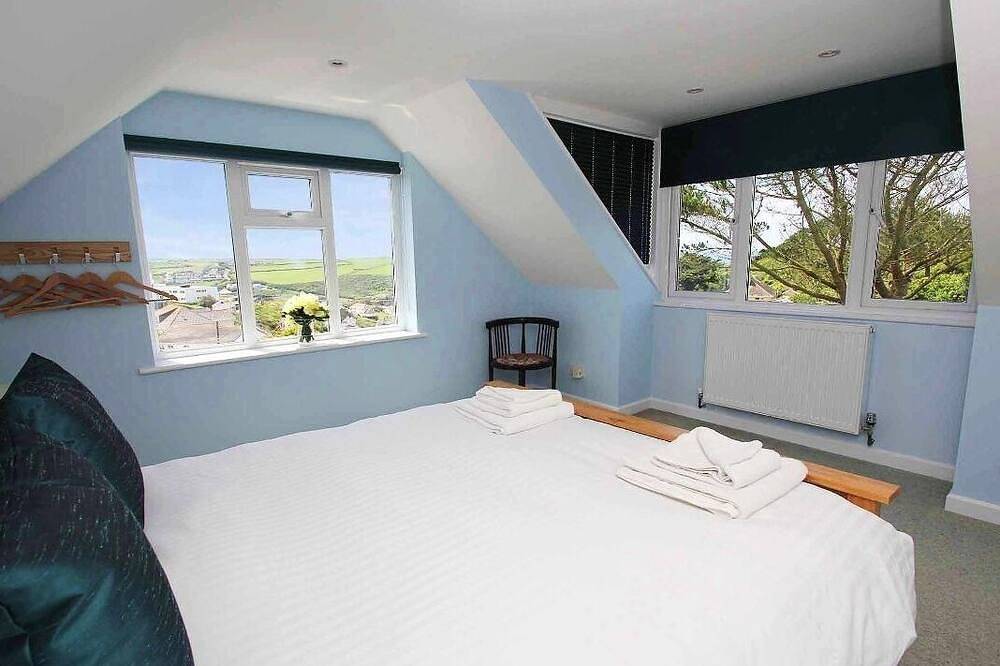 Windrush, pet friendly, country holiday cottage in Newquay in Mawgan Porth, South West England